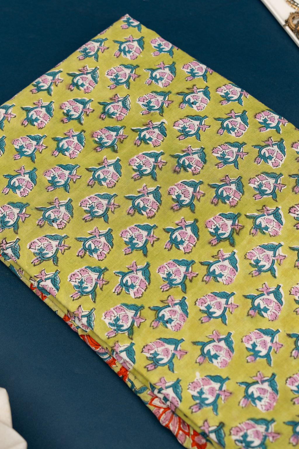 𝗟𝗔𝗜𝗟𝗔 𝗟𝗨𝗫𝗘 - Unstitched Cotton 60×60 Suit Set with Kota Doria Dupatta (3 Piece Fabric)